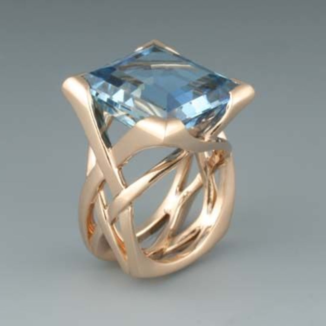 Bague en or rose luxueuse avec zircon bleu