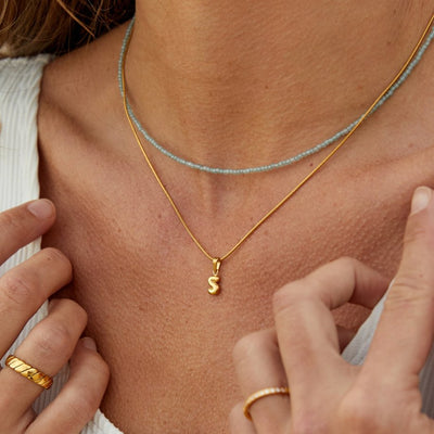 Collier avec lettre en bulle