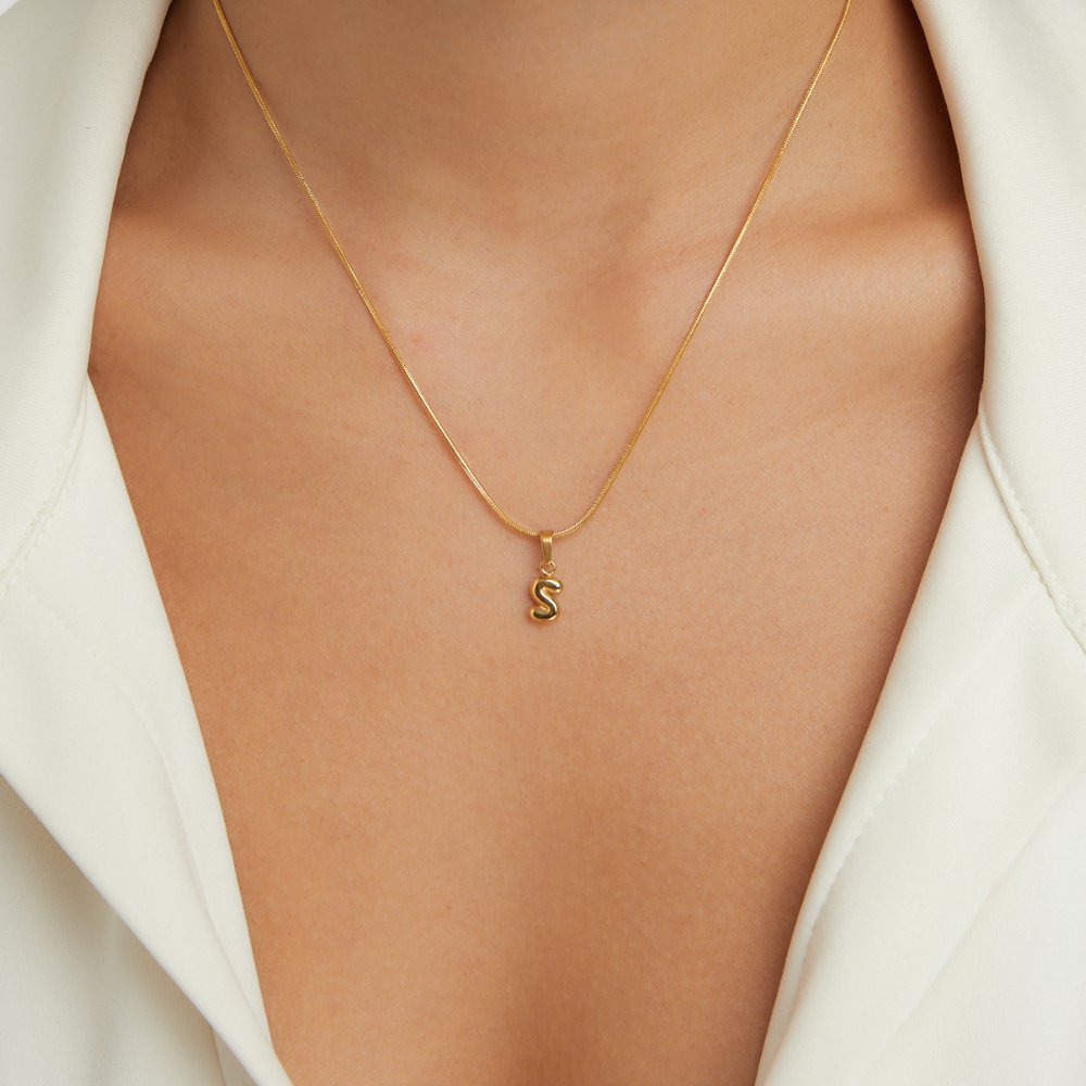 Collier avec lettre en bulle