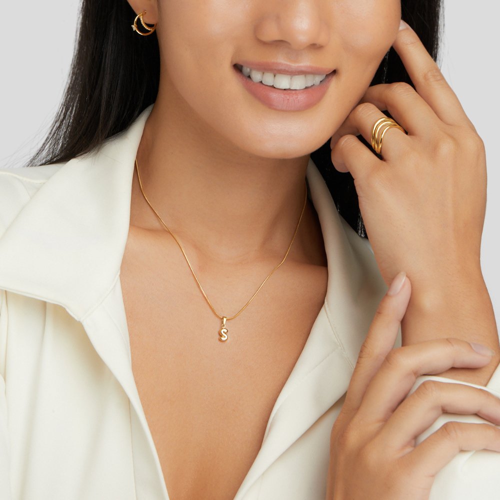 Collier avec lettre en bulle