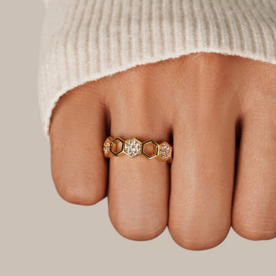 Bague en nid d'abeille en or et cristal