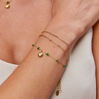 Bracelet Nerissa avec coquillage doré et perles vertes