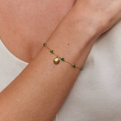 Bracelet Nerissa avec coquillage doré et perles vertes