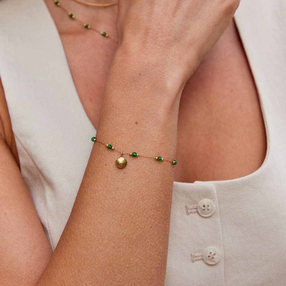 Bracelet Nerissa avec coquillage doré et perles vertes