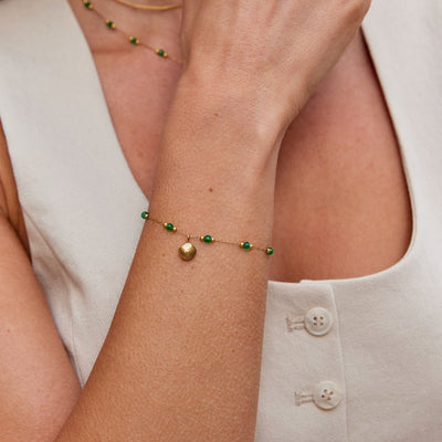Bracelet Nerissa avec coquillage doré et perles vertes