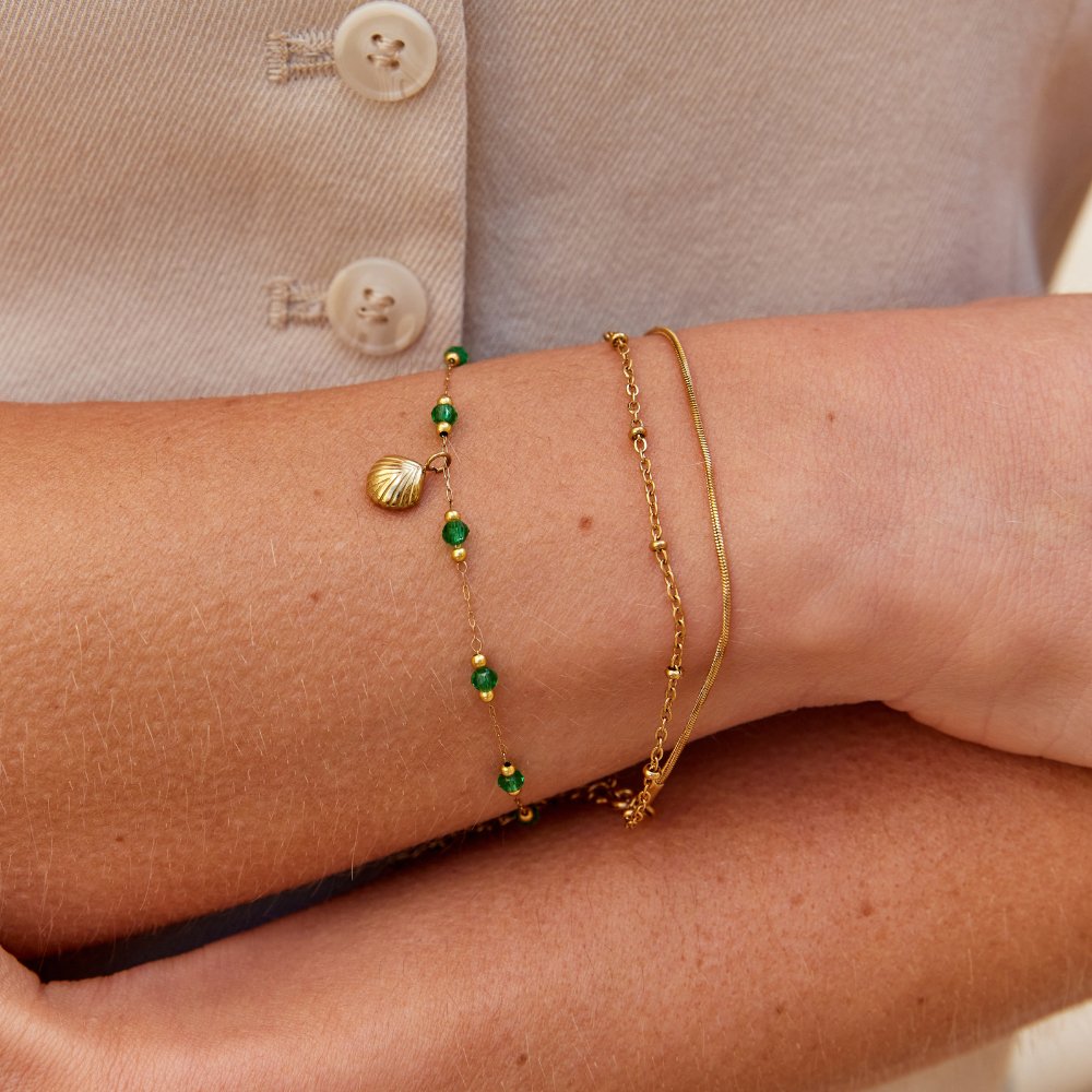 Bracelet Nerissa avec coquillage doré et perles vertes