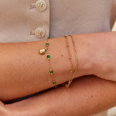 Bracelet Nerissa avec coquillage doré et perles vertes