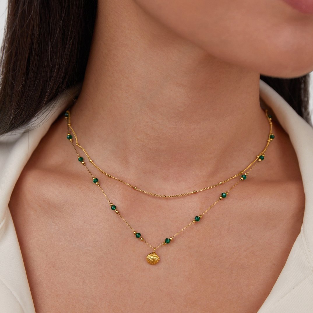 Collier Nerissa avec coquillage doré et perles vertes