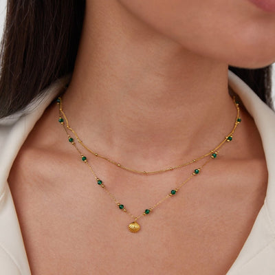 Collier Nerissa avec coquillage doré et perles vertes