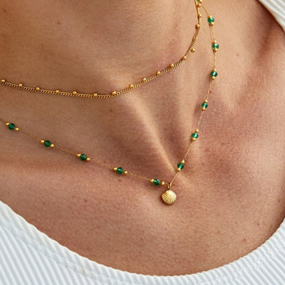 Collier Nerissa avec coquillage doré et perles vertes