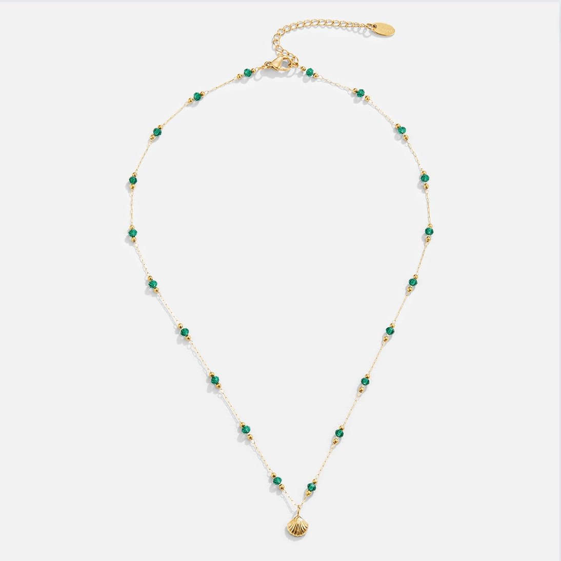 Collier Nerissa avec coquillage doré et perles vertes