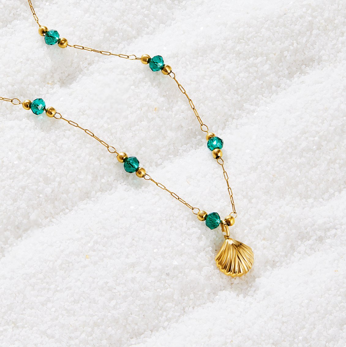 Collier Nerissa avec coquillage doré et perles vertes