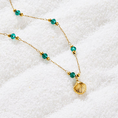 Collier Nerissa avec coquillage doré et perles vertes