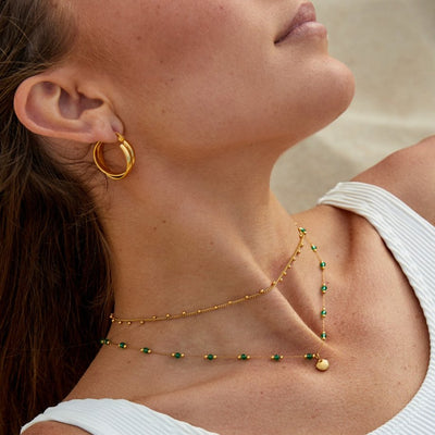 Collier Nerissa avec coquillage doré et perles vertes
