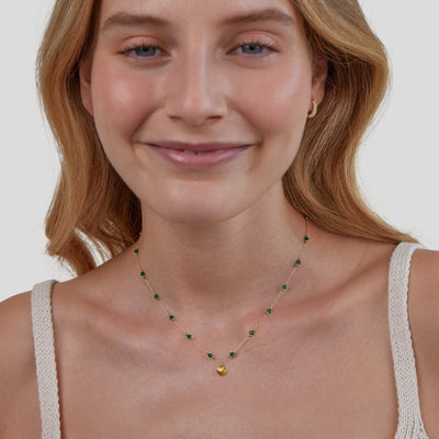 Collier Nerissa avec coquillage doré et perles vertes