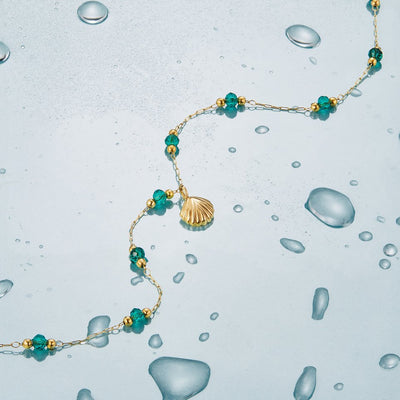 Collier Nerissa avec coquillage doré et perles vertes