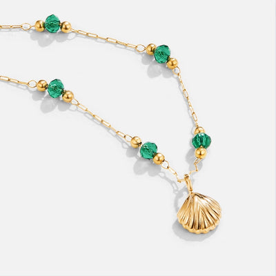 Collier Nerissa avec coquillage doré et perles vertes