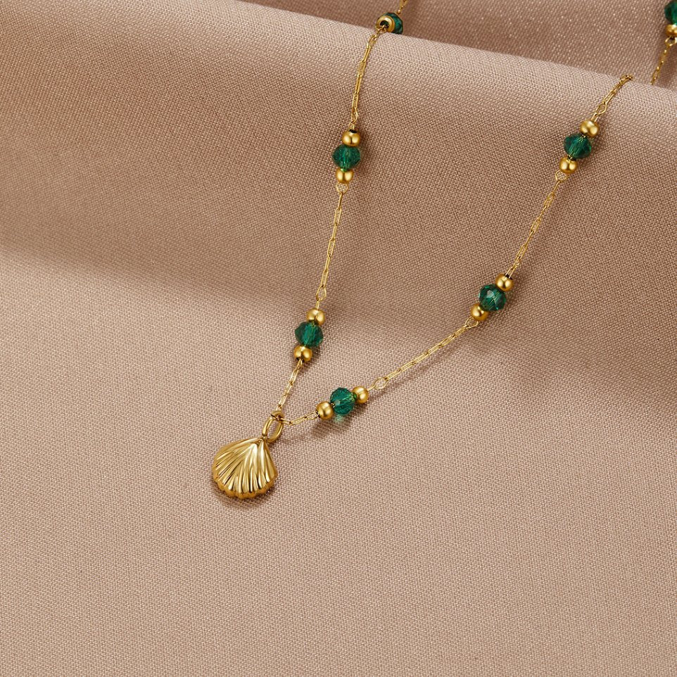 Collier Nerissa avec coquillage doré et perles vertes