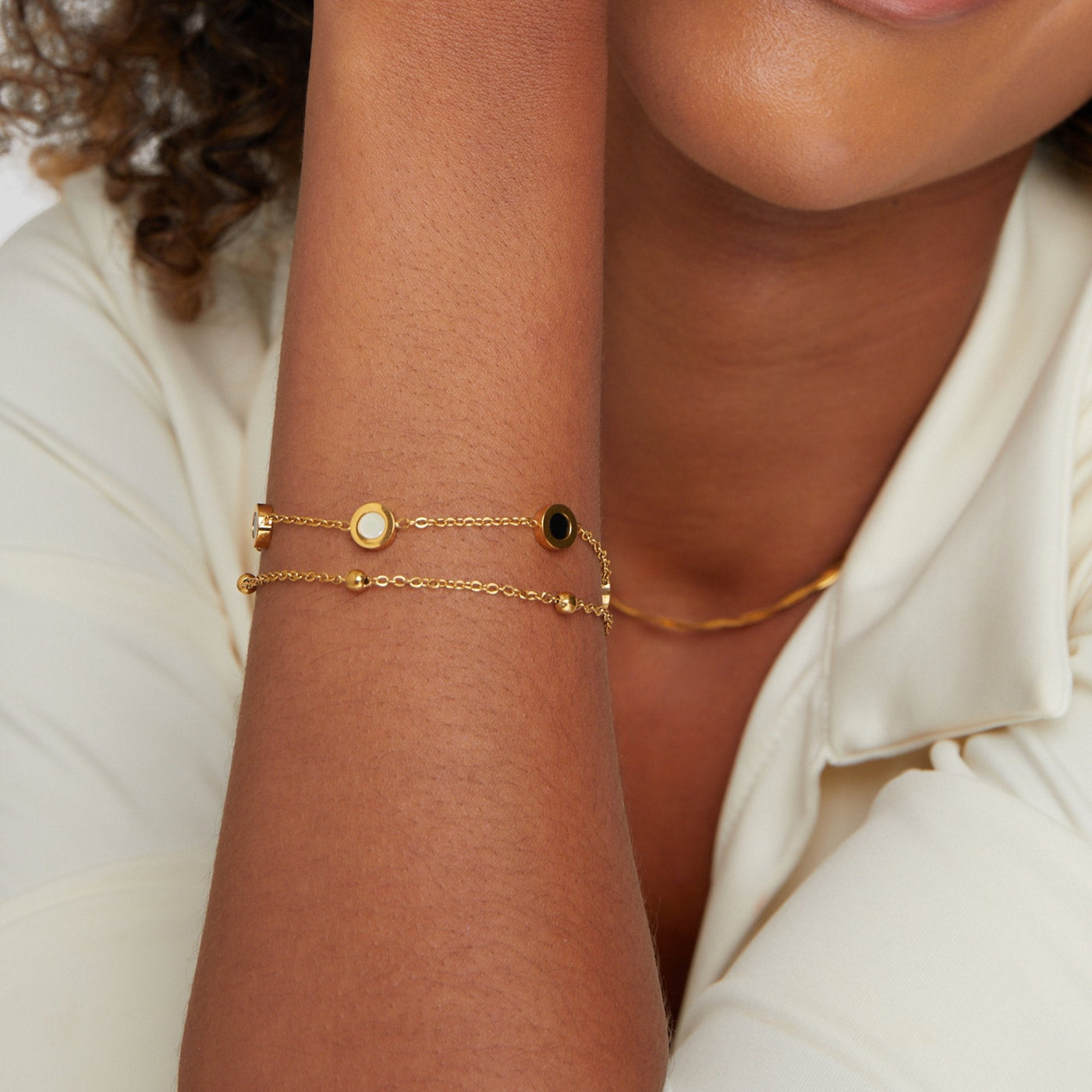 Bracelet en onyx et pierre blanche